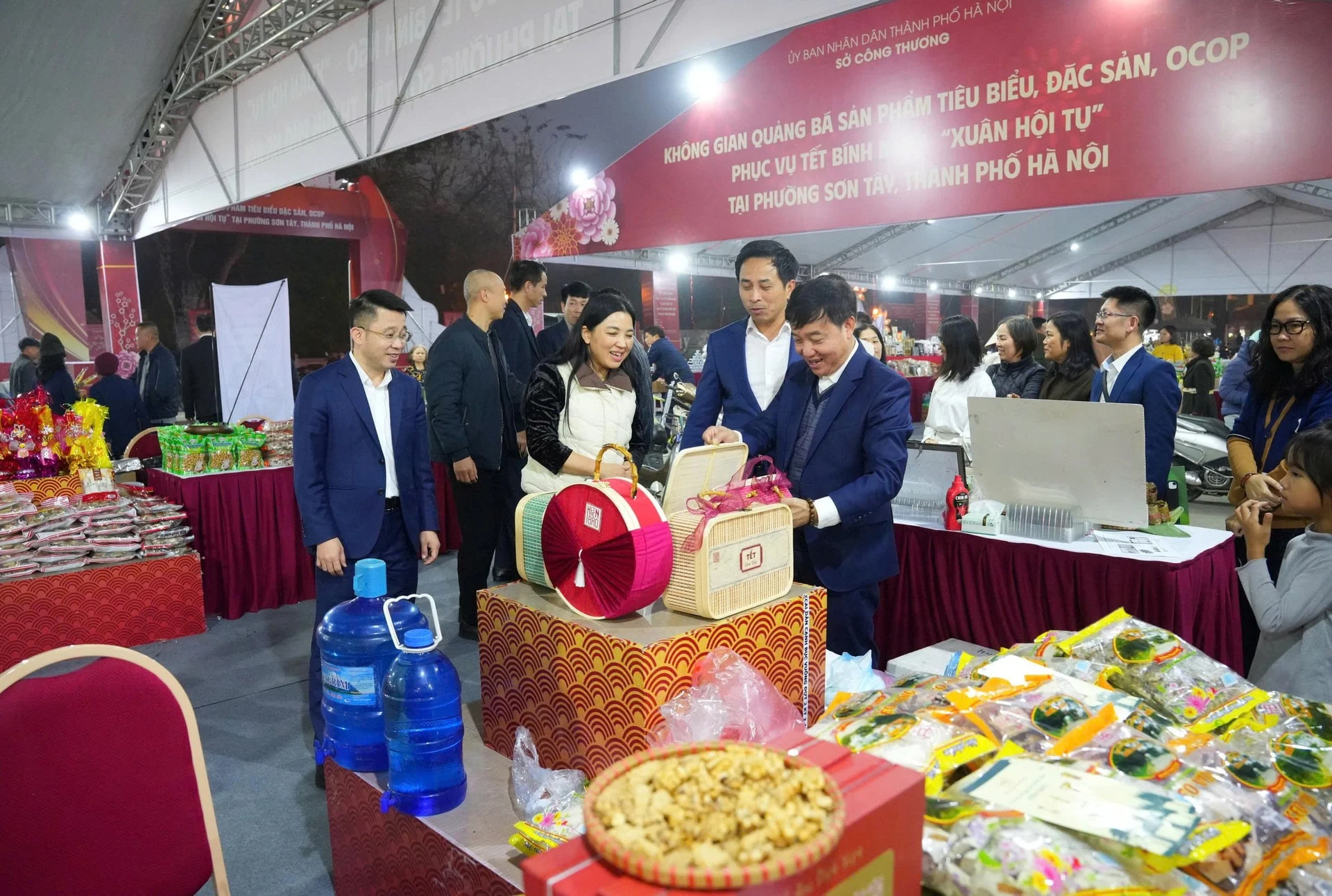 Khai mạc Không gian quảng bá sản phẩm tiêu biểu, đặc sản, OCOP phục vụ Tết Bính Ngọ 2026 – “Xuân hội tụ” tại Phường Sơn Tây (TP. Hà Nội):